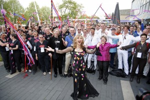 Lesley Garrett and Sandi Toksvig sing with LGBT choirs at the 2009 London Various Voices festival. © Paul Brown 